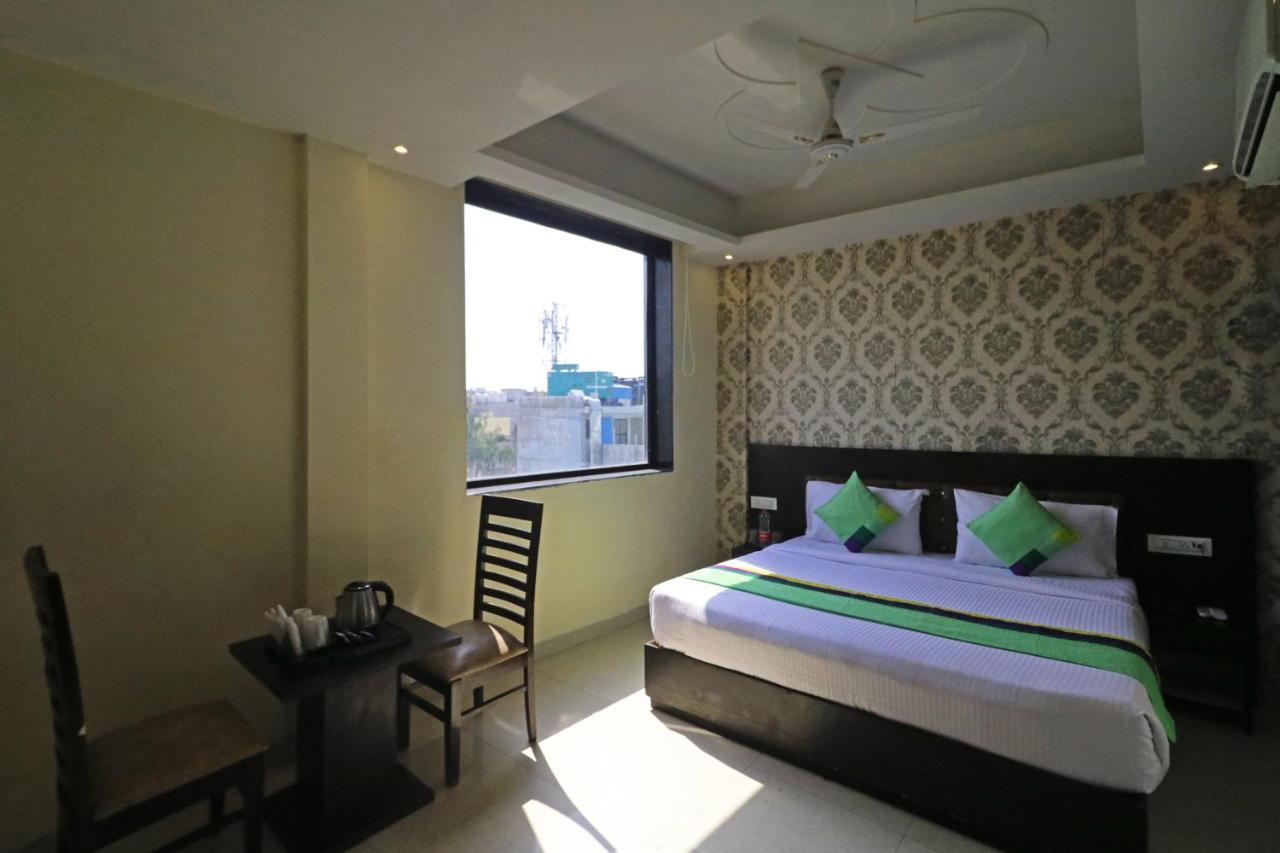 Hotel Paragon Suites New Delhi Exterior photo