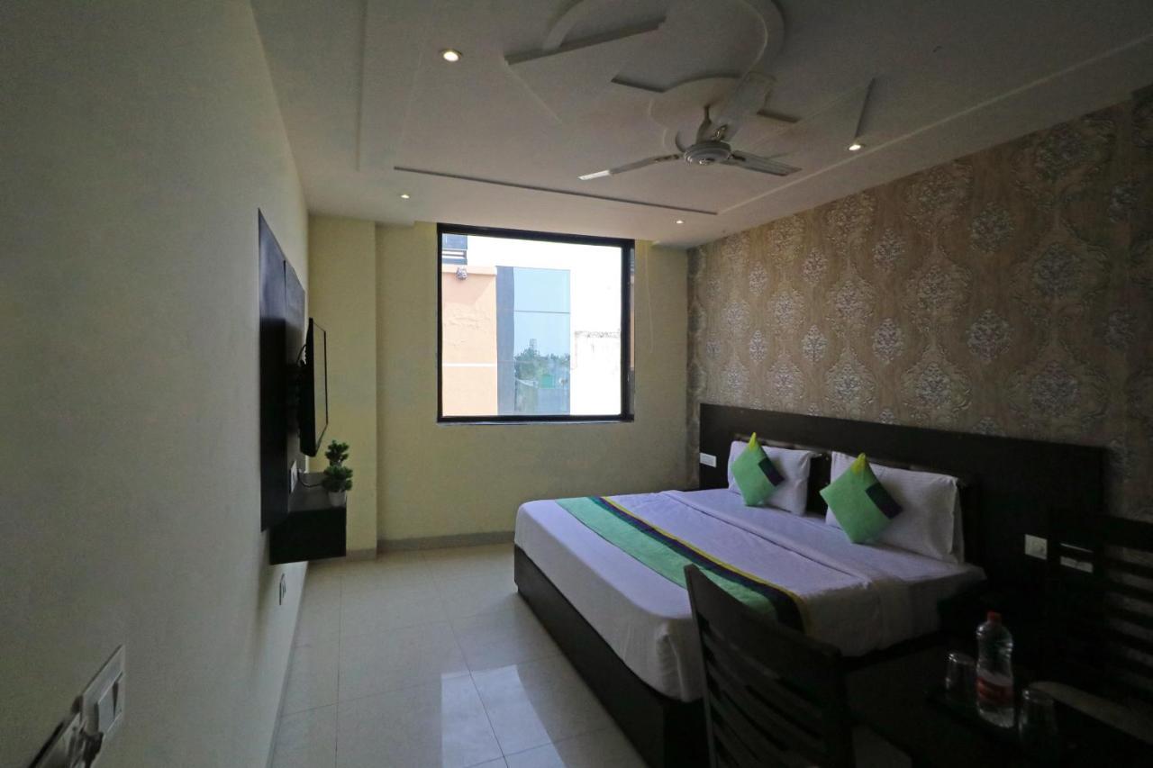 Hotel Paragon Suites New Delhi Exterior photo