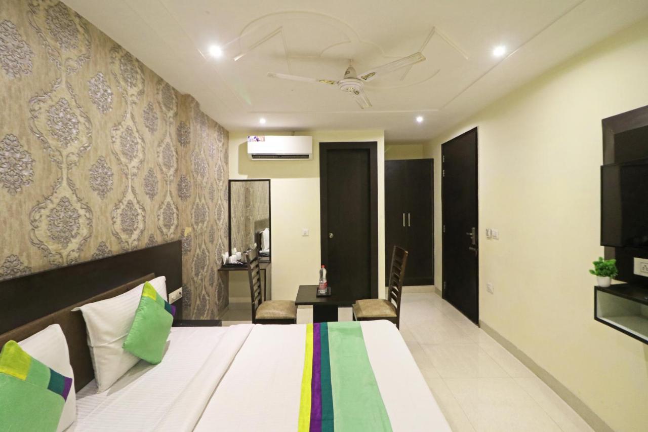 Hotel Paragon Suites New Delhi Exterior photo