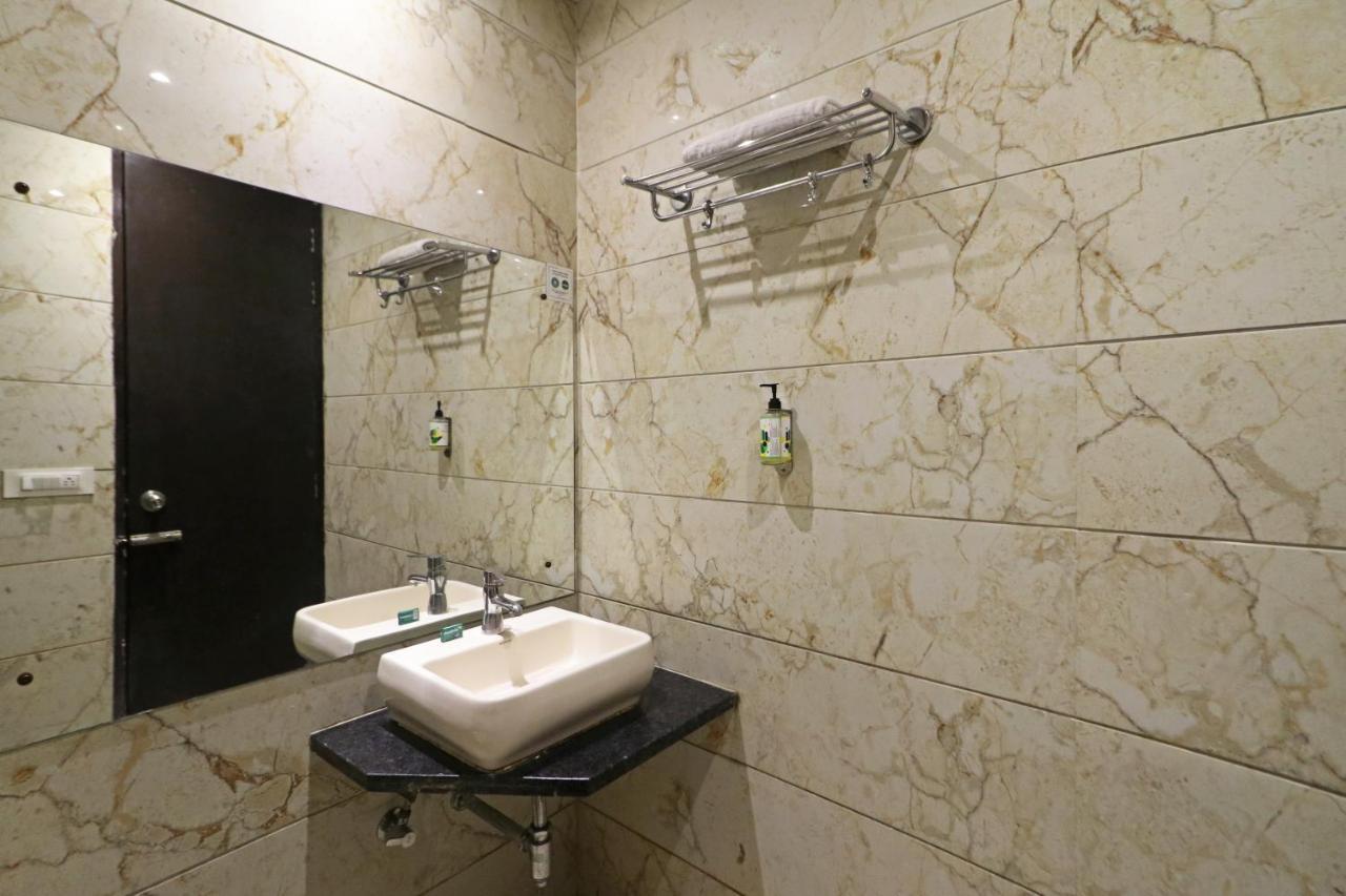 Hotel Paragon Suites New Delhi Exterior photo